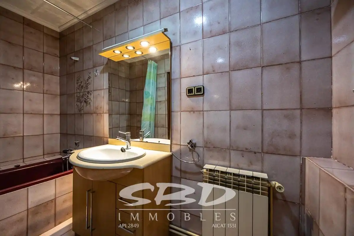 Baño de Ático en venta en Sabadell con Calefacción y Terraza