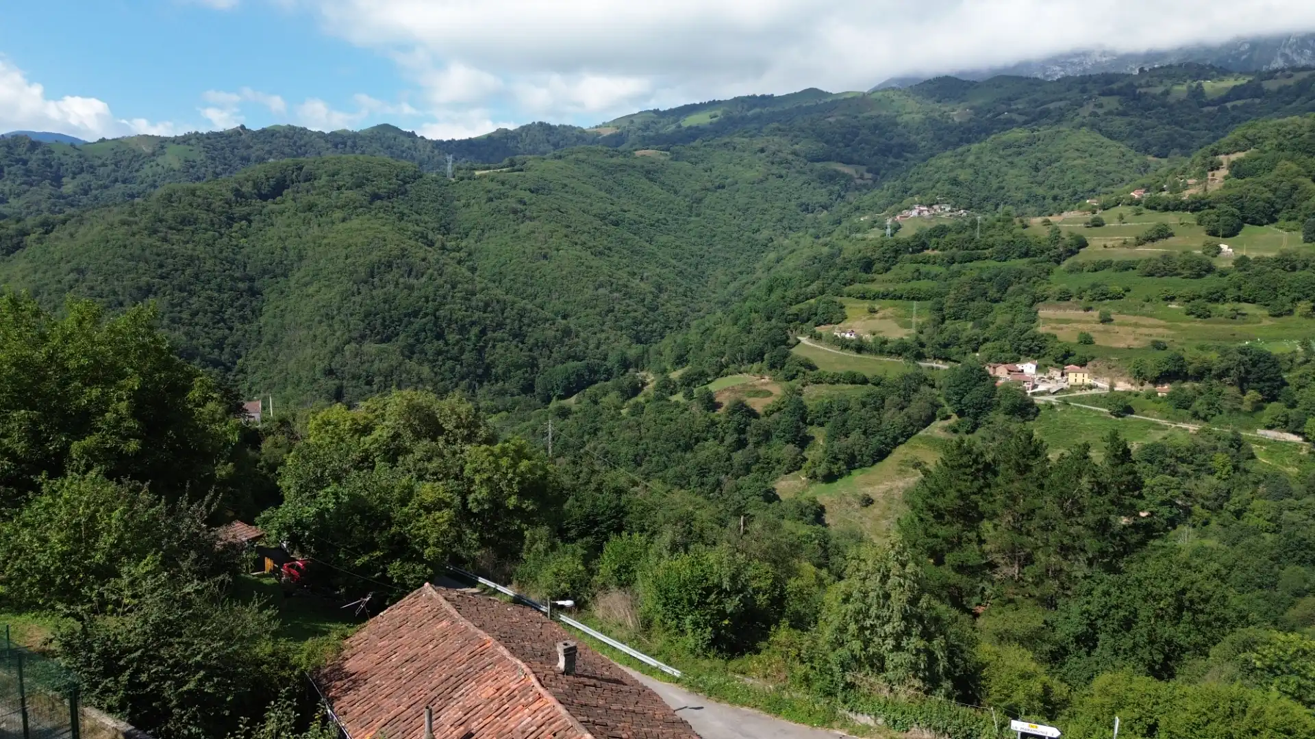 Vista exterior de Casa o xalet en venda en Lena
