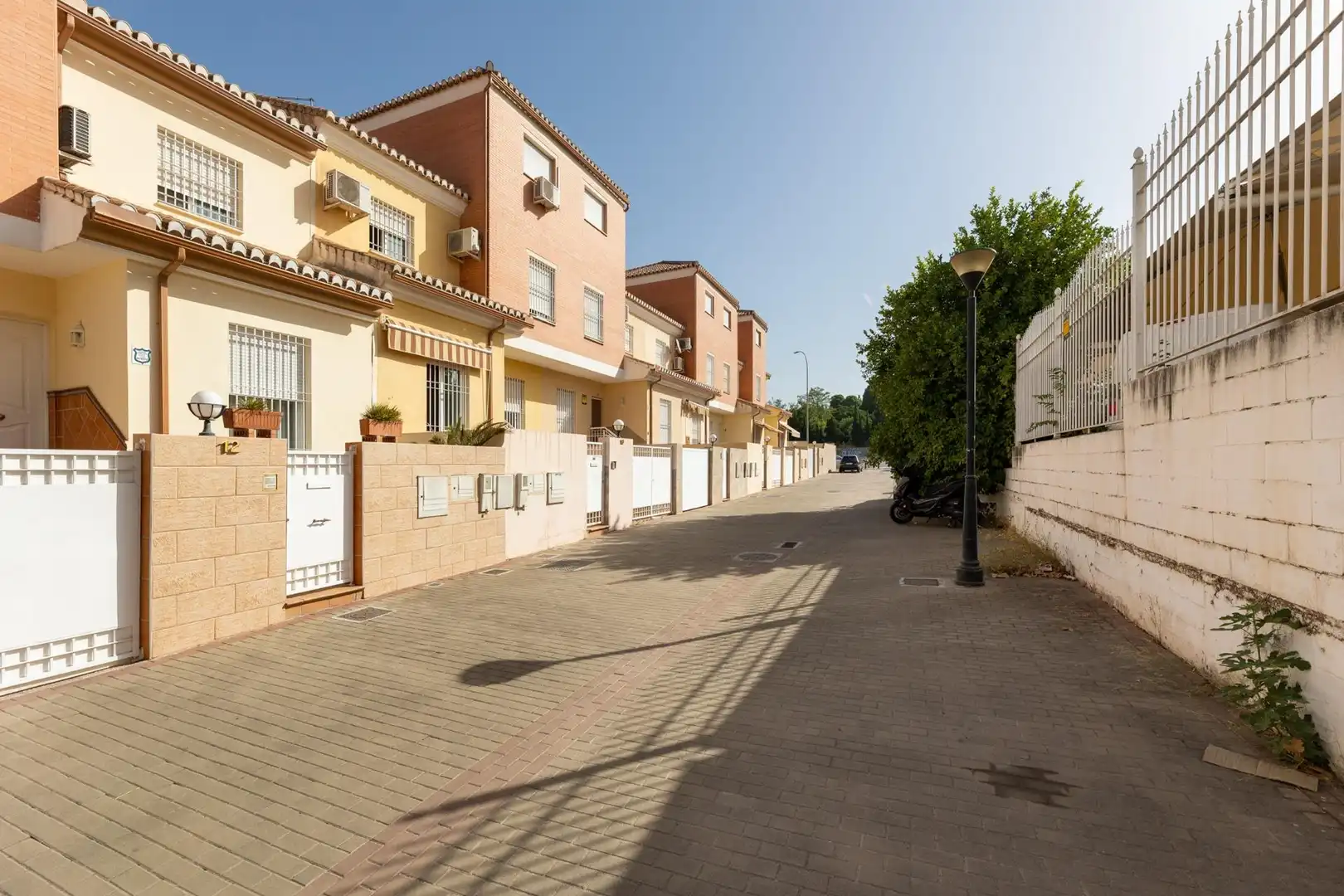 Vista exterior de Casa adosada en venta en Granada con Calefacción
