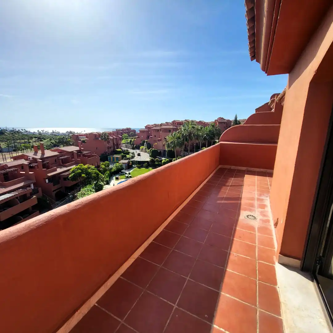 Vista exterior de Àtic en venda en Estepona amb Aire condicionat, Terrassa i Traster
