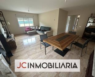 Sala d'estar de Casa adosada en venda en Mojados amb Calefacció, Jardí privat i Terrassa