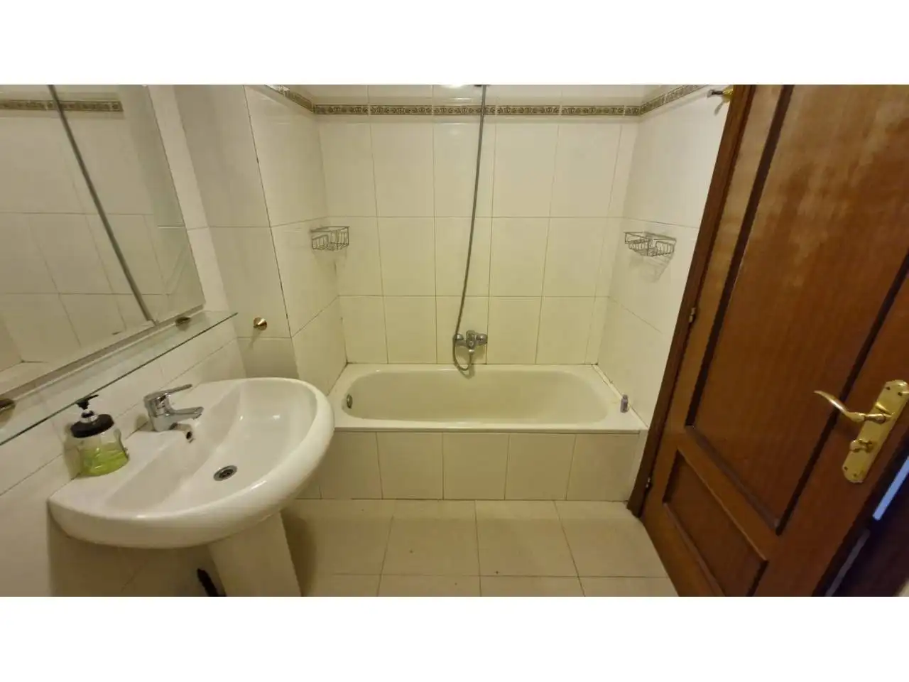 Bany de Pis en venda en  Logroño amb Calefacció, Parquet i Terrassa