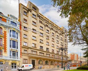 Vista exterior de Pis en venda en Oviedo  amb Calefacció, Parquet i Terrassa