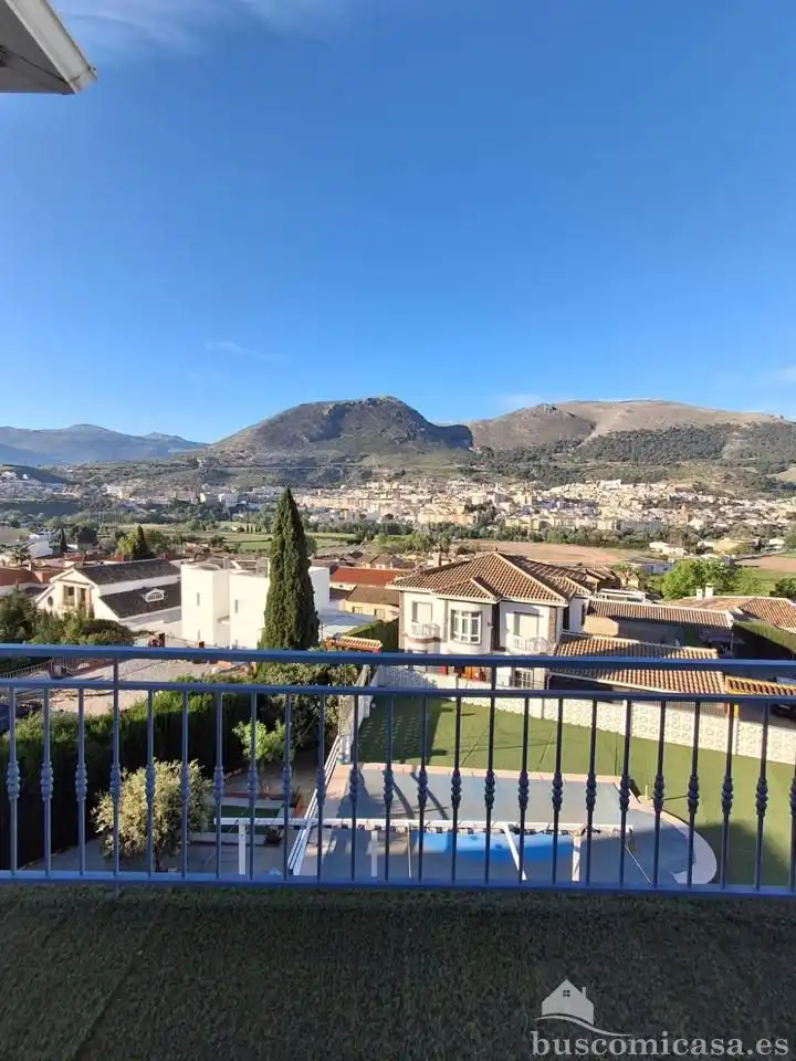 Vista exterior de Casa o xalet en venda en Loja amb Aire condicionat, Jardí privat i Terrassa