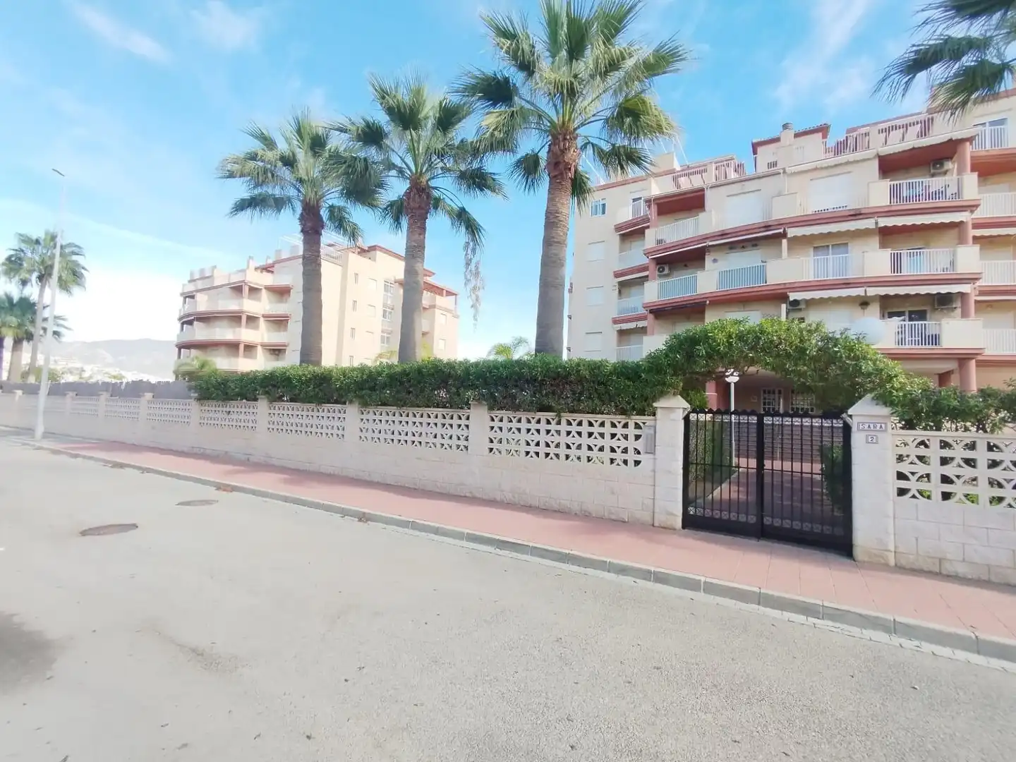 Vista exterior de Pis en venda en Salobreña amb Jardí privat, Terrassa i Moblat