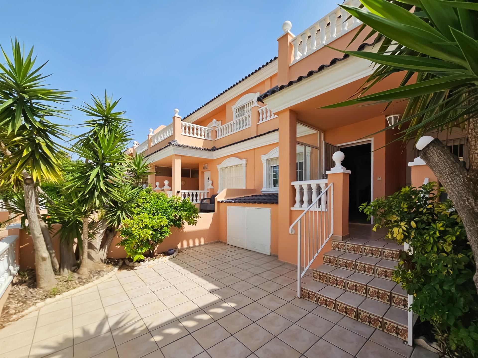 Vista exterior de Casa o xalet en venda en Santa Pola amb Aire condicionat, Calefacció i Jardí privat