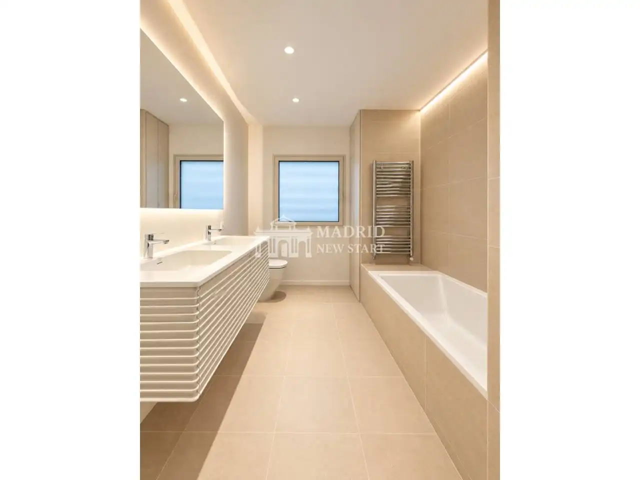 Bathroom of Flat for rent in Madrid  with Air Conditioner, Heating and Parquet flooring