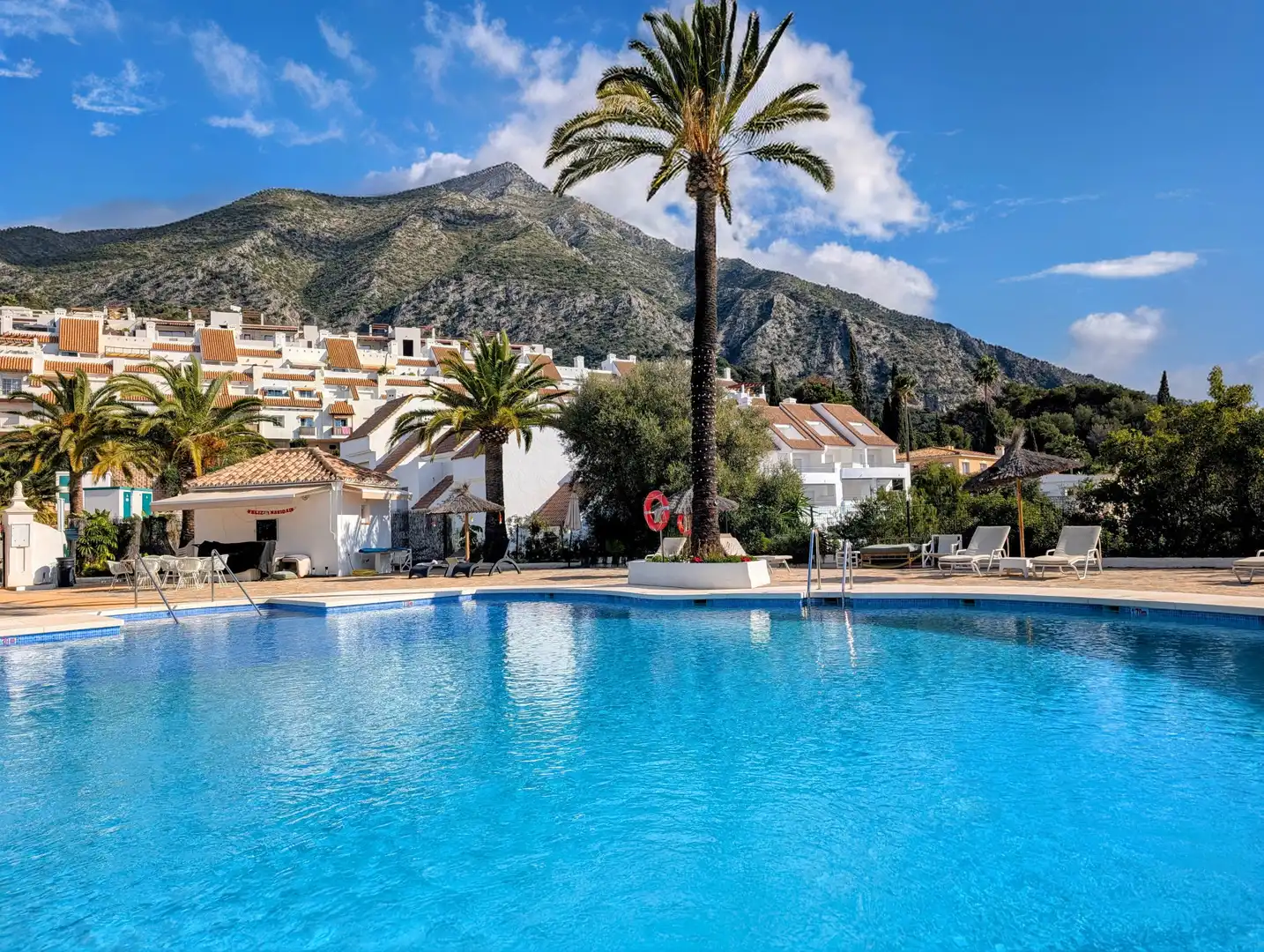 Vista exterior de Casa adosada en venta en Istán con Aire acondicionado, Terraza y Piscina