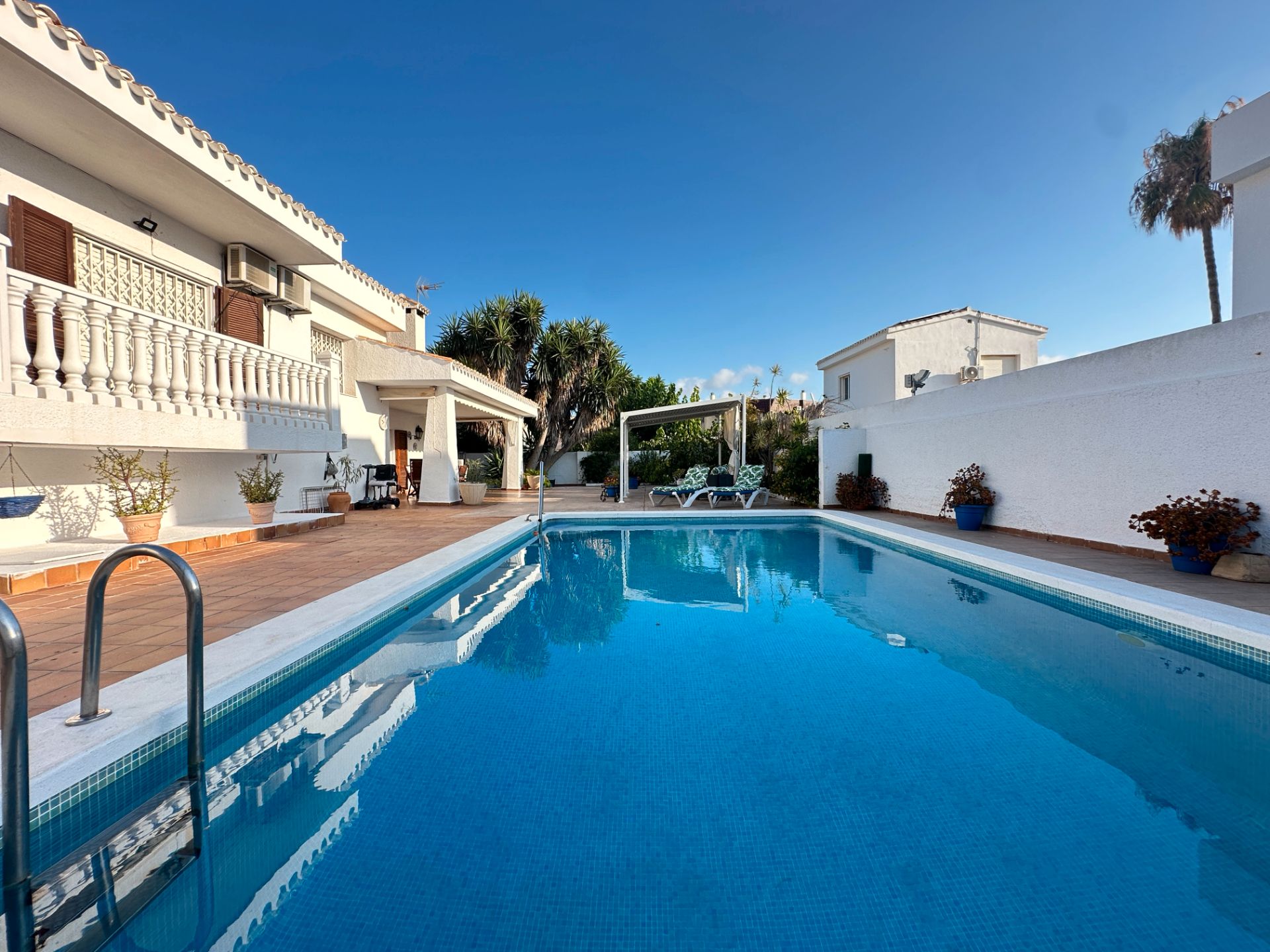 Piscina de Casa o xalet en venda en La Manga del Mar Menor amb Aire condicionat, Calefacció i Jardí privat