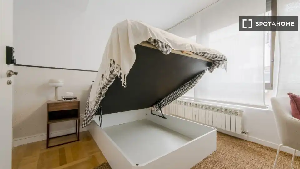 Bedroom of Flat for rent in Madrid  with Air Conditioner, Heating and Furnished