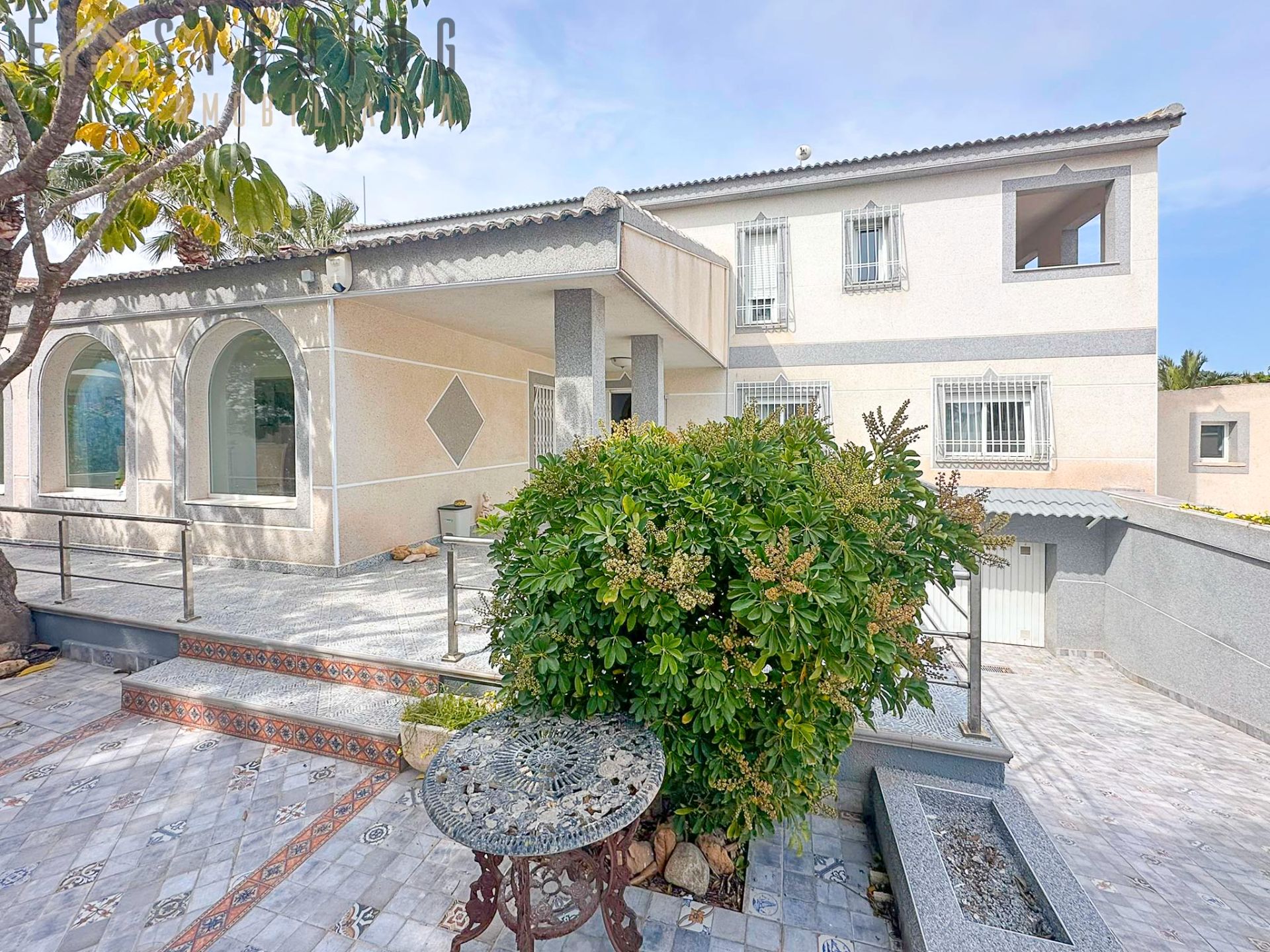 Vista exterior de Casa o xalet en venda en Orihuela amb Aire condicionat, Jardí privat i Terrassa