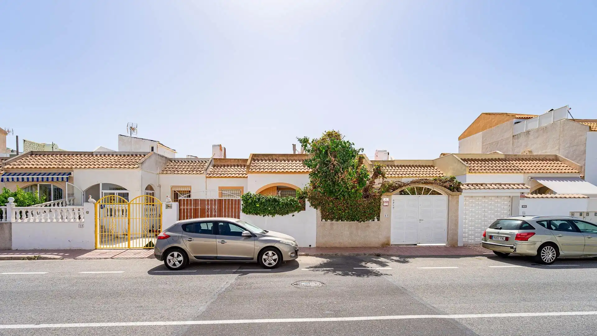 Vista exterior de Casa adosada en venda en Torrevieja amb Terrassa, Traster i Moblat