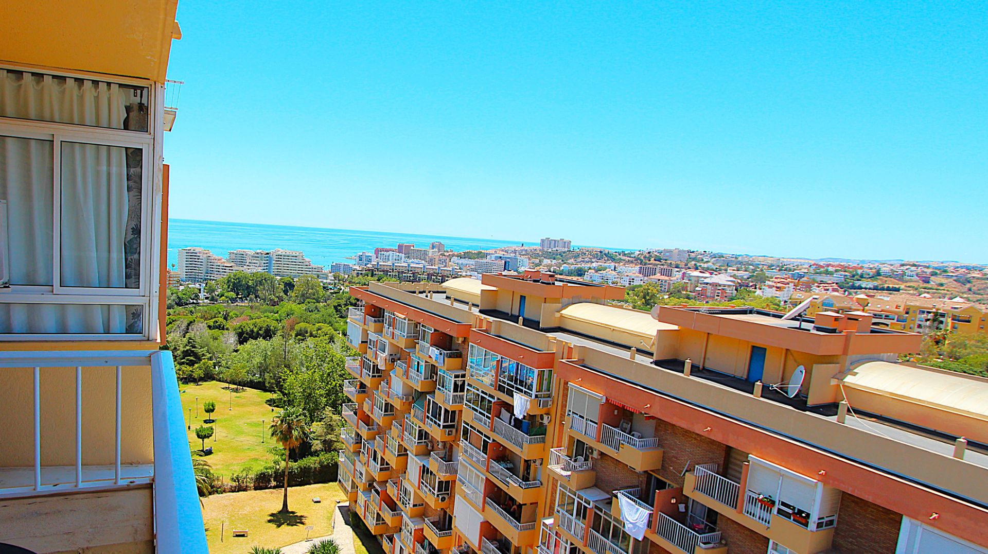 Vista exterior de Estudi en venda en Benalmádena amb Aire condicionat, Terrassa i Moblat