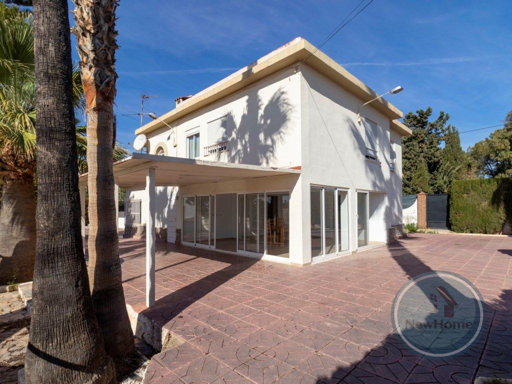 Vista exterior de Casa o xalet en venda en Elche / Elx amb Aire condicionat, Jardí privat i Terrassa