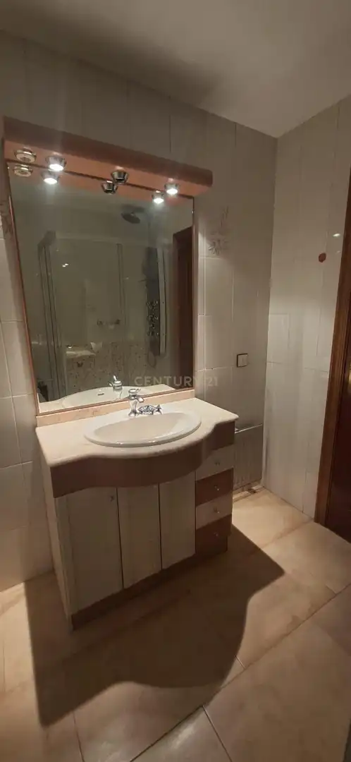 Badezimmer von Einfamilien-Reihenhaus zur Miete in Boadilla del Monte mit Abstellraum, Ofen und Waschmaschine