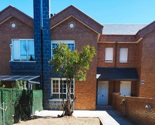 Vista exterior de Casa adosada en venda en Palencia Capital amb Calefacció, Jardí privat i Parquet