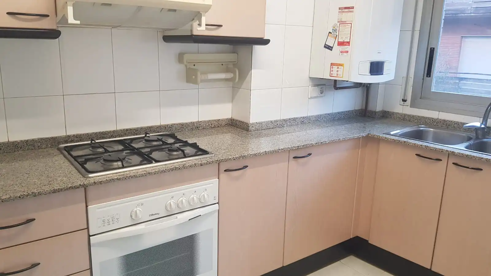 Cocina de Piso en venta en Girona con Calefacción, Terraza y Horno