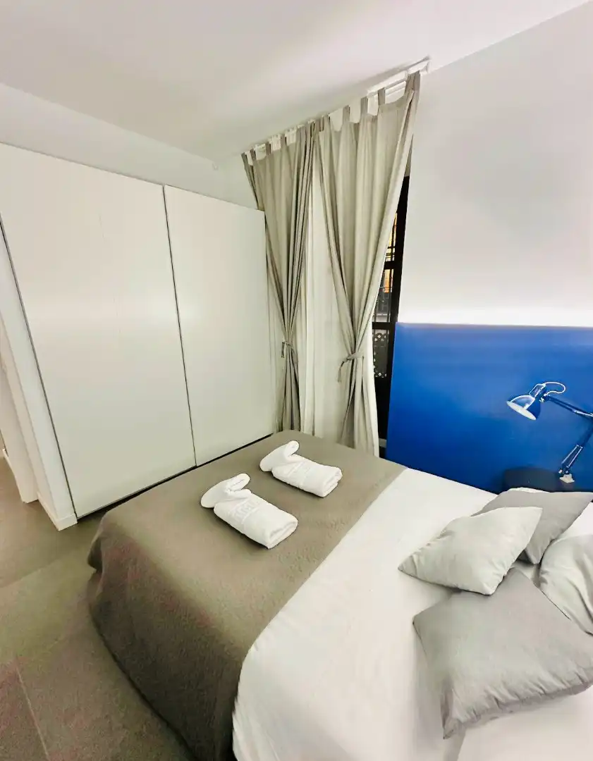 Dormitori de Apartament de lloguer en Granada amb Aire condicionat, Calefacció i Moblat
