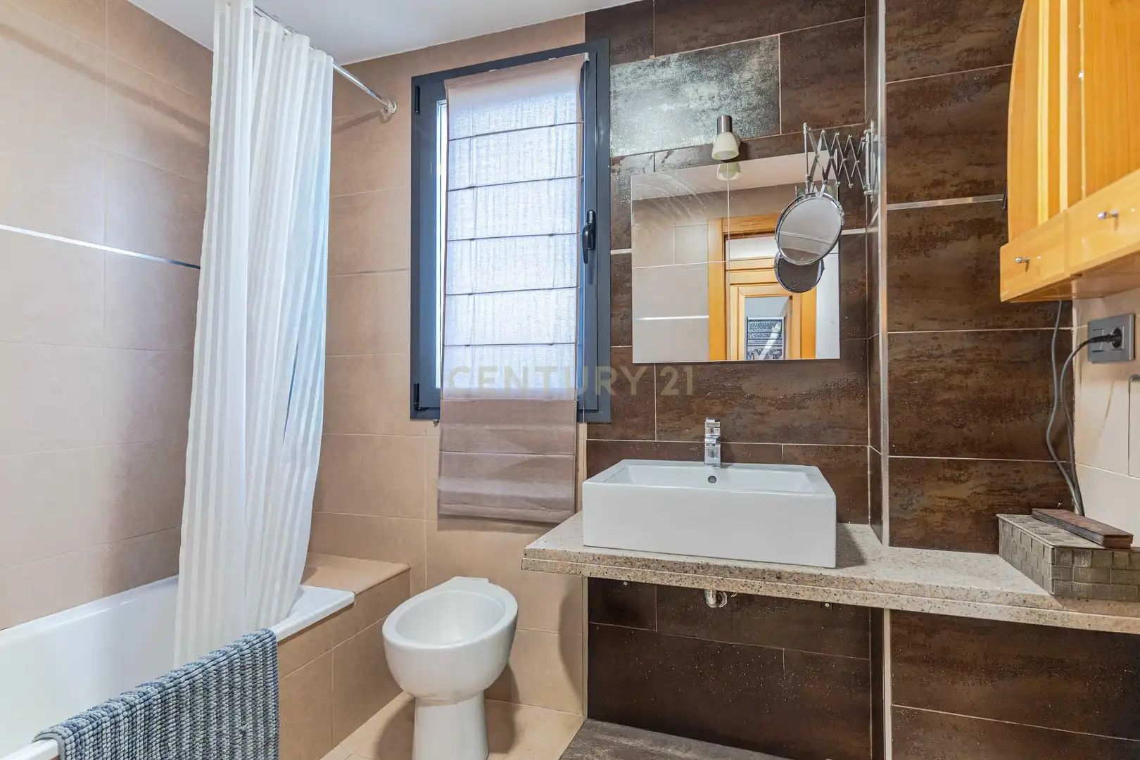 Baño de Piso en venta en Granada con Jardín privado, Trastero y Piscina comunitaria