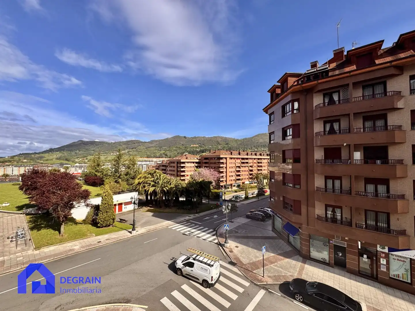 Vista exterior de Pis en venda en Oviedo  amb Traster i Balcó