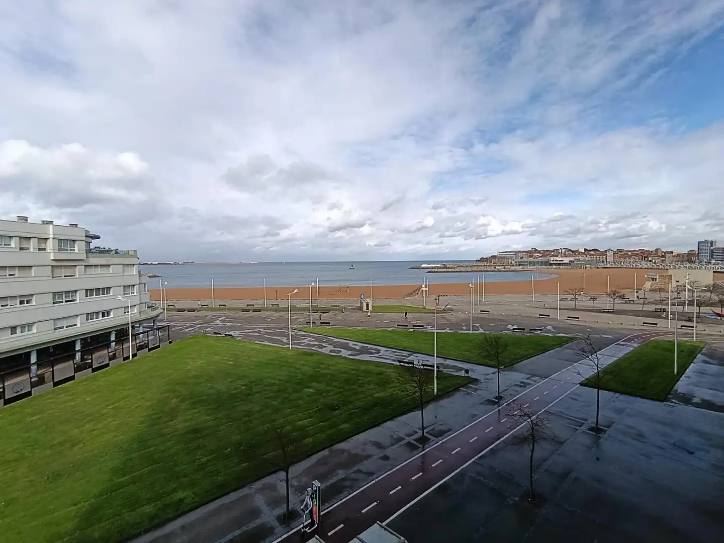 Vista exterior de Pis en venda en Gijón  amb Calefacció