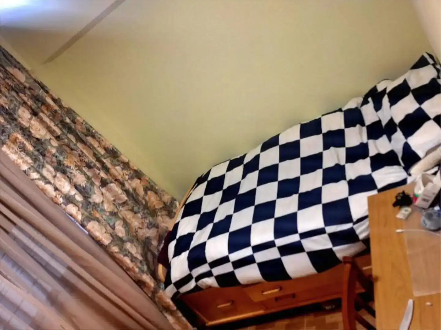 Bedroom of Flat for share in Cornellà de Llobregat  with Air Conditioner, Furnished and Balcony