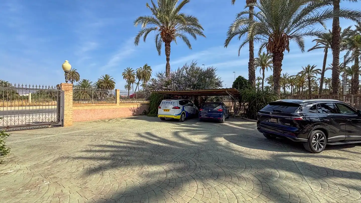 Aparcament de Casa o xalet en venda en Elche / Elx amb Calefacció, Jardí privat i Parquet