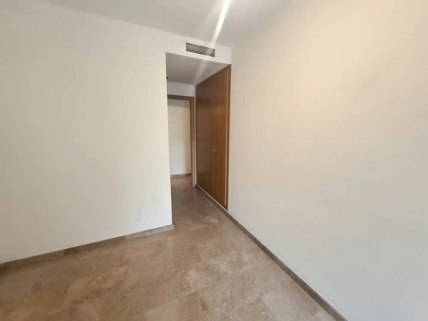 Flat for sale in Valencia  with Air Conditioner and Oven