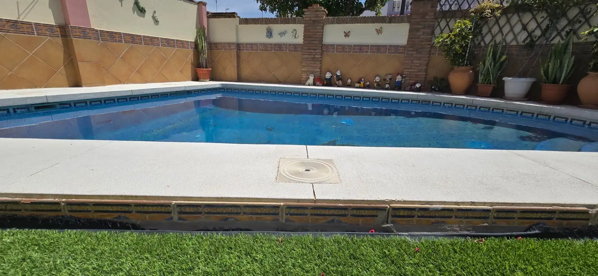 Piscina de Casa adosada en venda en Málaga amb Aire condicionat, Calefacció i Jardí privat