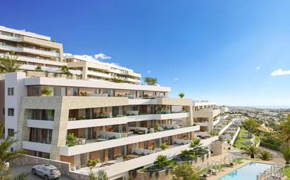 Vista exterior de Apartament en venda en Estepona amb Aire condicionat, Jardí privat i Terrassa