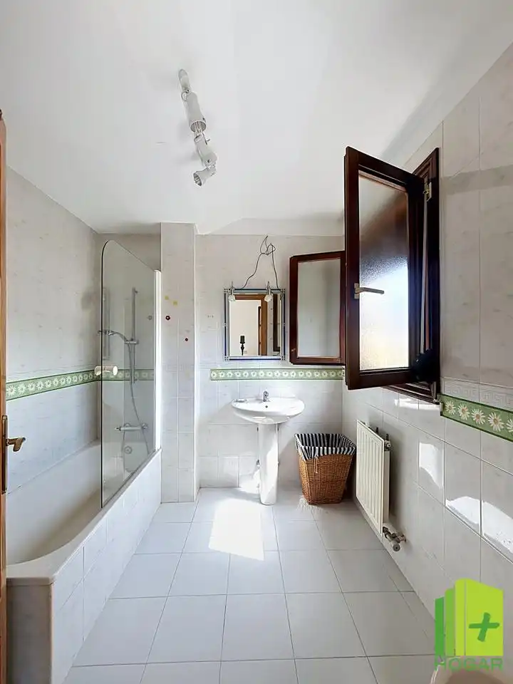 Baño de Casa adosada en venta en Jaén con Aire acondicionado, Jardín privado y Terraza