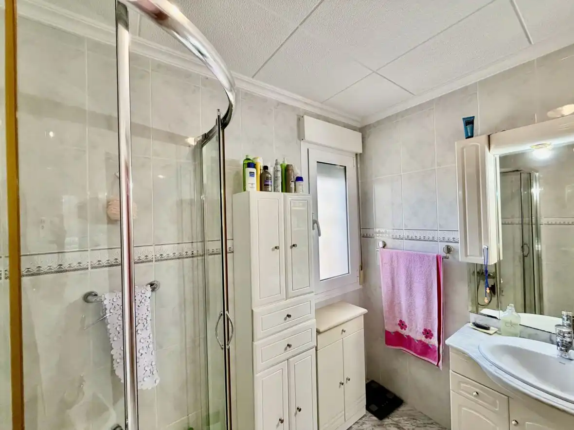 Badezimmer von Haus oder Chalet zum Verkauf in Elche / Elx mit Klimaanlage, Terrasse und Schwimmbad