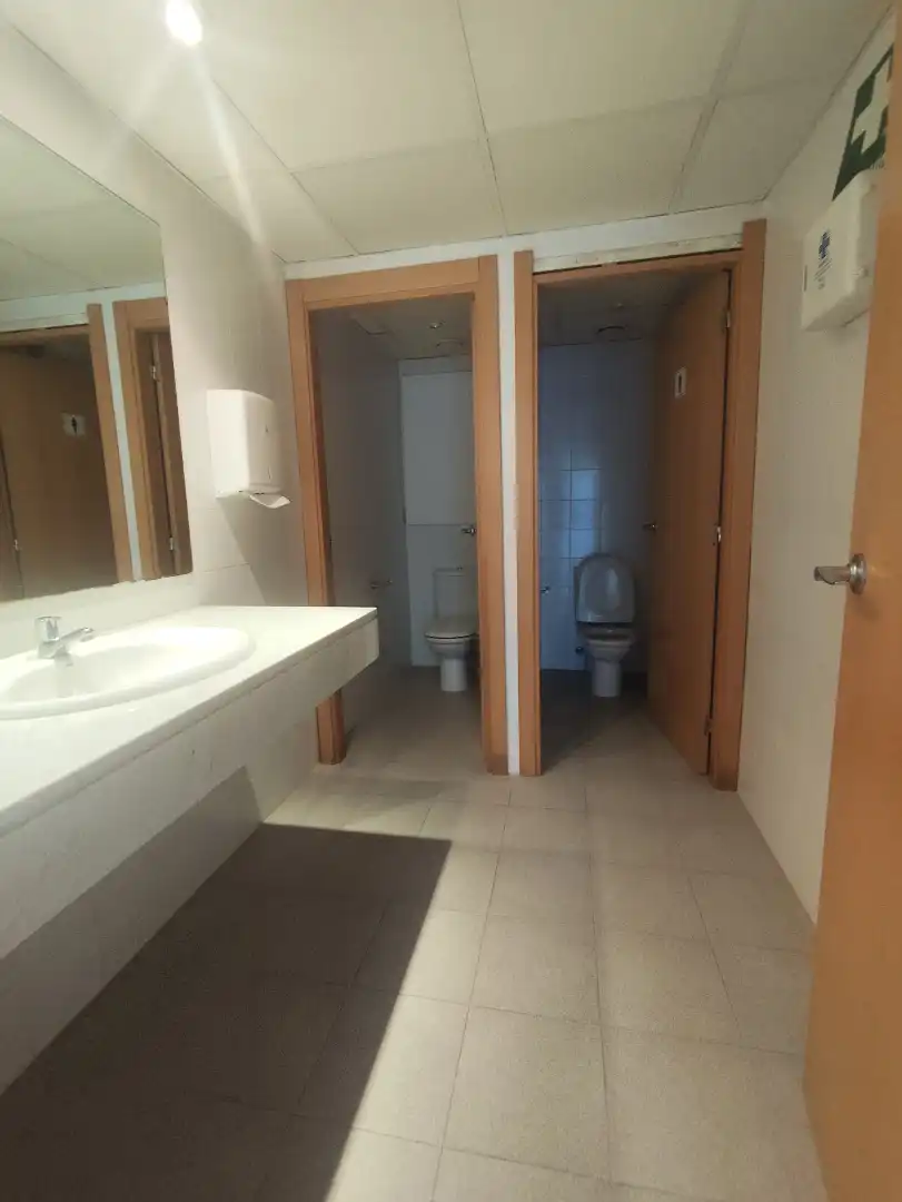 Badezimmer von Büro zur Miete in Sant Joan Despí mit Klimaanlage