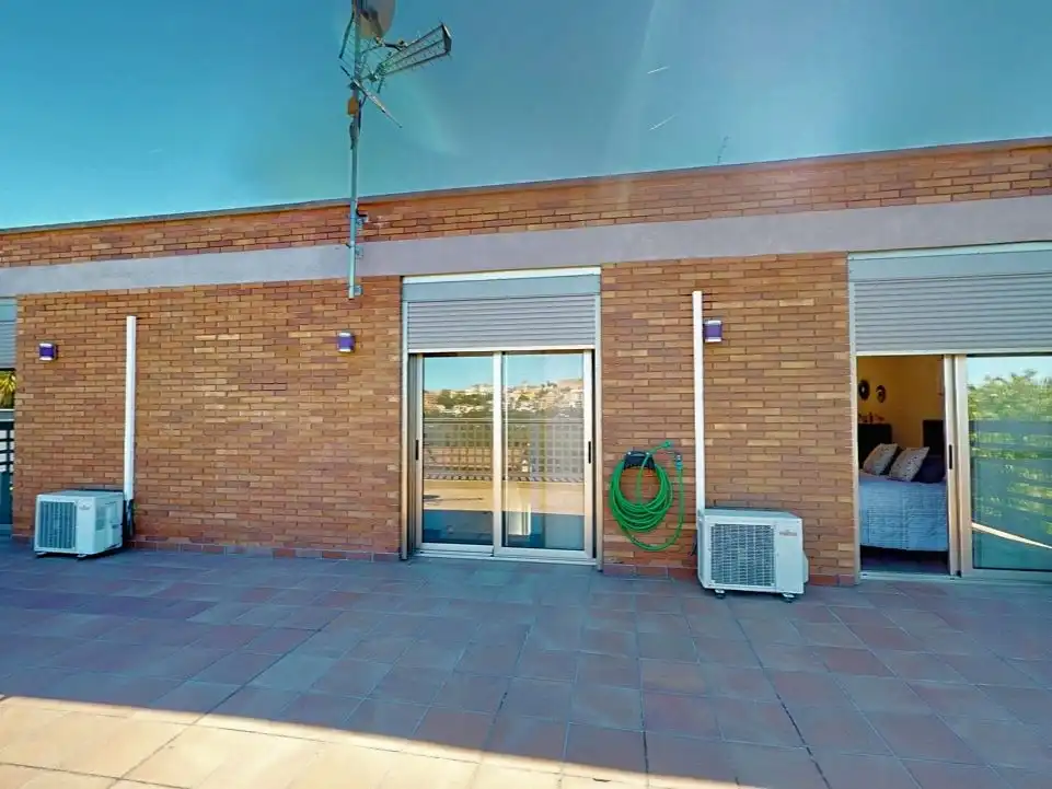 Vista exterior de Casa o xalet en venda en El Papiol amb Aire condicionat, Terrassa i Balcó