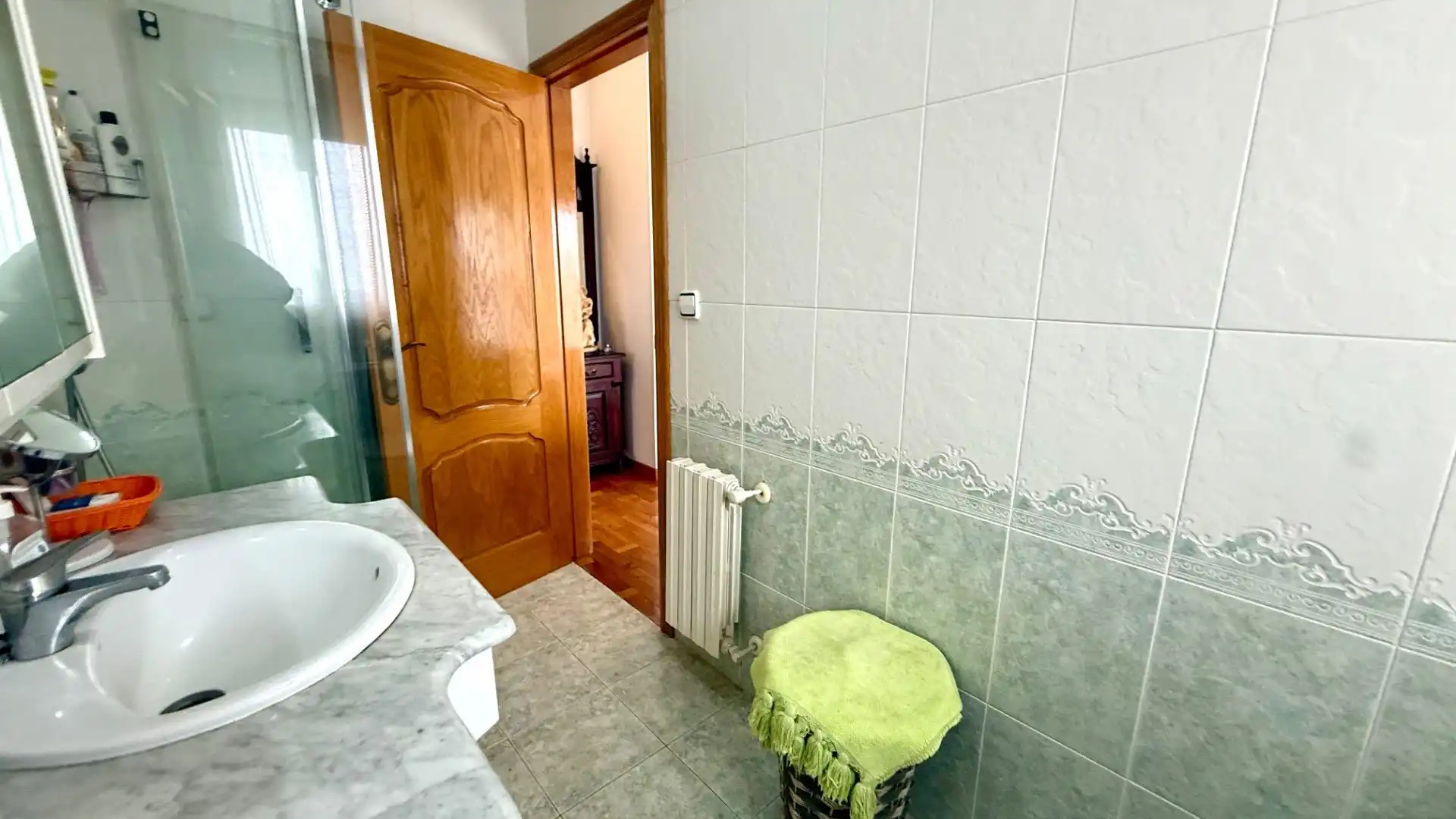 Bathroom of Country homes for sale in Toén  with Private garden, Storage room and Swimming Pool