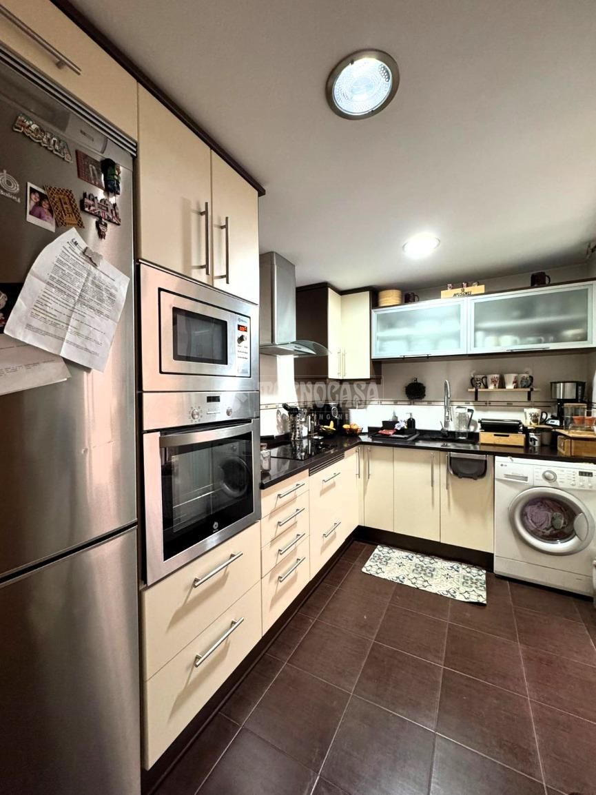 Cocina de Piso en venta en Parla con Calefacción, Trastero y Piscina comunitaria