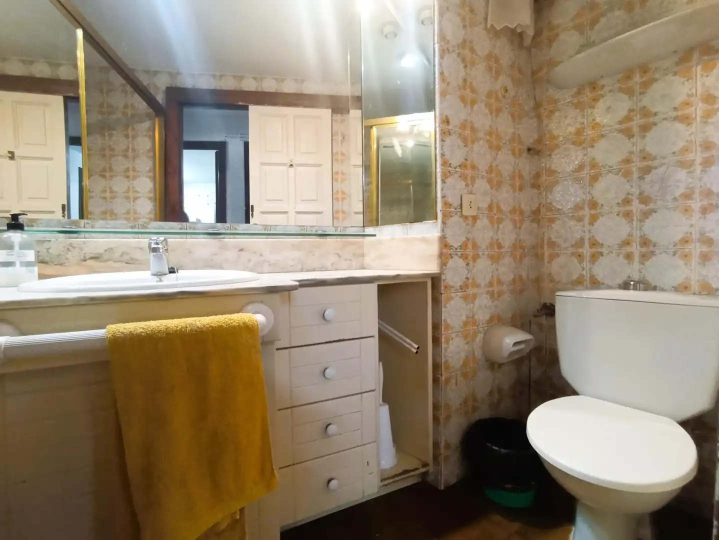 Baño de Apartamento en venta en Palamós con Calefacción, Horno y TV