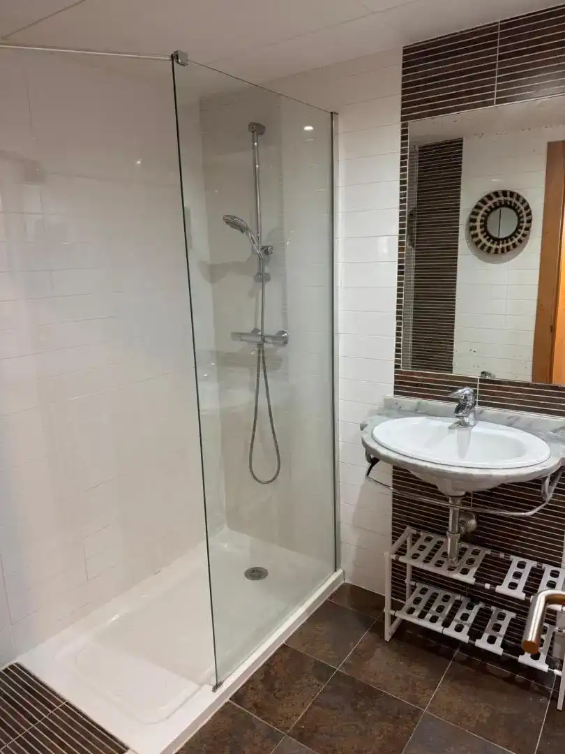 Badezimmer von Wohnungen zum Verkauf in Casares mit Klimaanlage, Schwimmbad und Balkon