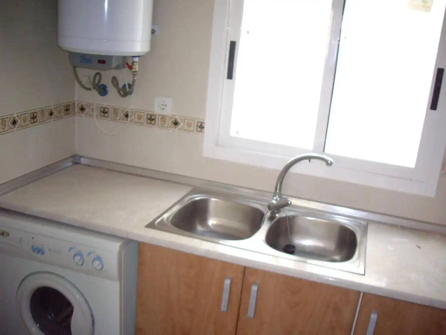 Cocina de Piso para compartir en Torrent con Amueblado, Horno y Lavadora