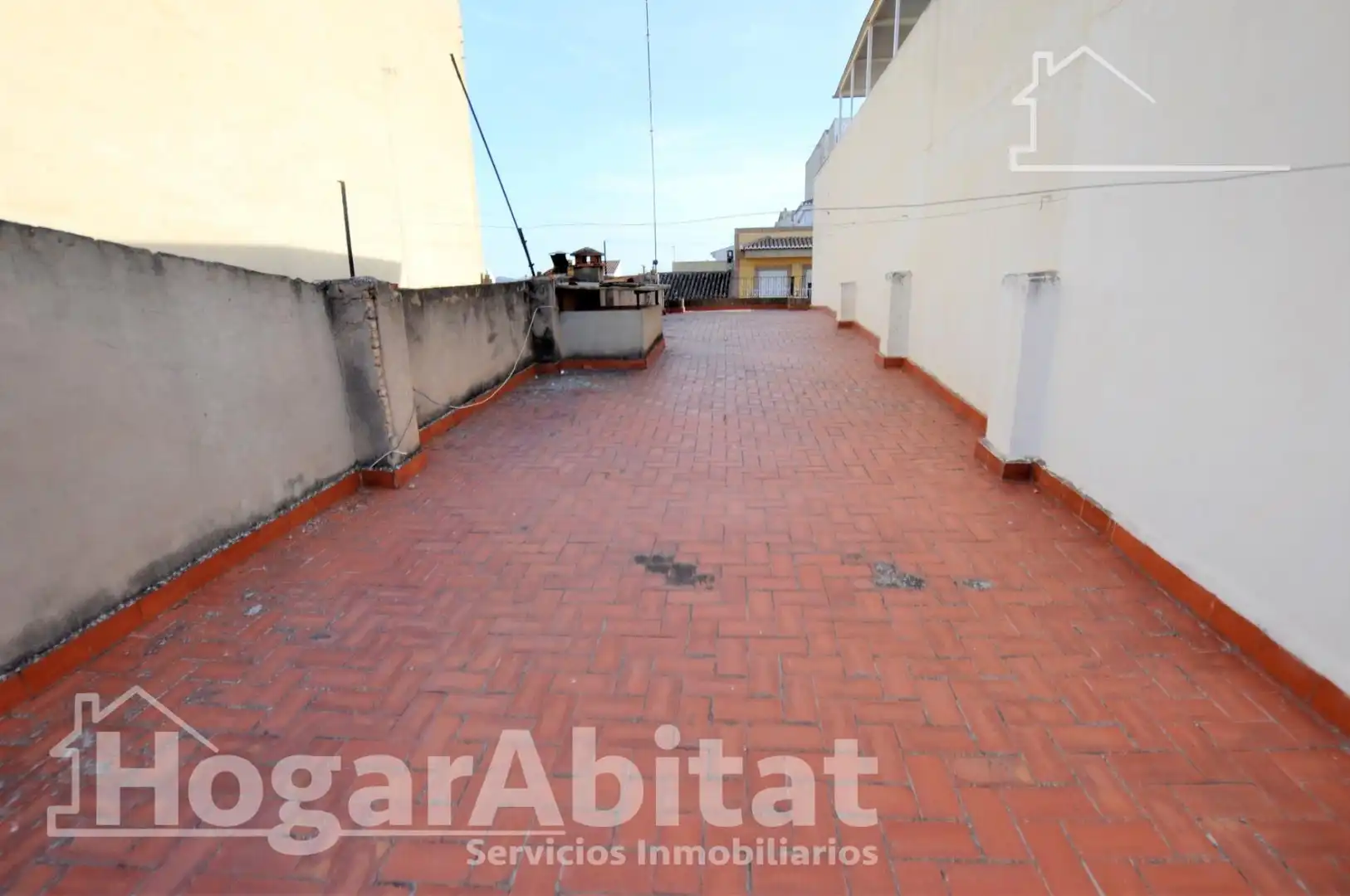 Aparcament de Casa o xalet en venda en La Pobla de Vallbona amb Terrassa i Traster