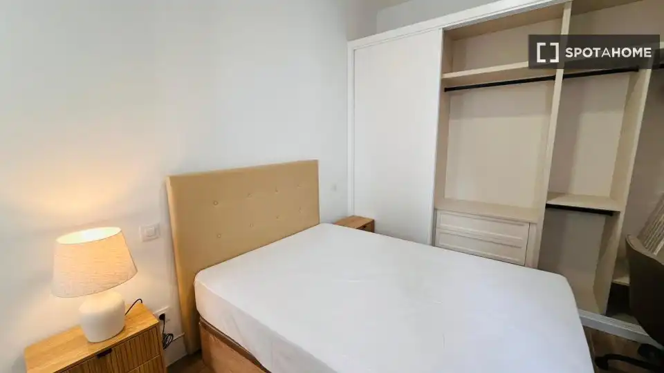 Schlafzimmer von Wohnung zur Miete in Madrid mit Klimaanlage, Heizung und Möbliert