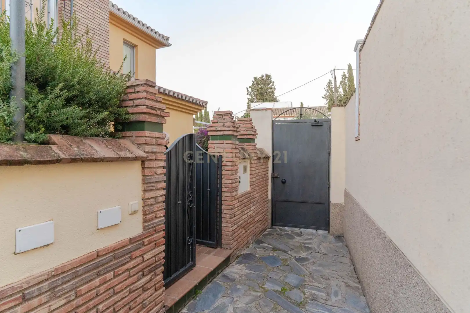 Vista exterior de Casa adosada en venda en La Zubia amb Aire condicionat, Jardí privat i Traster