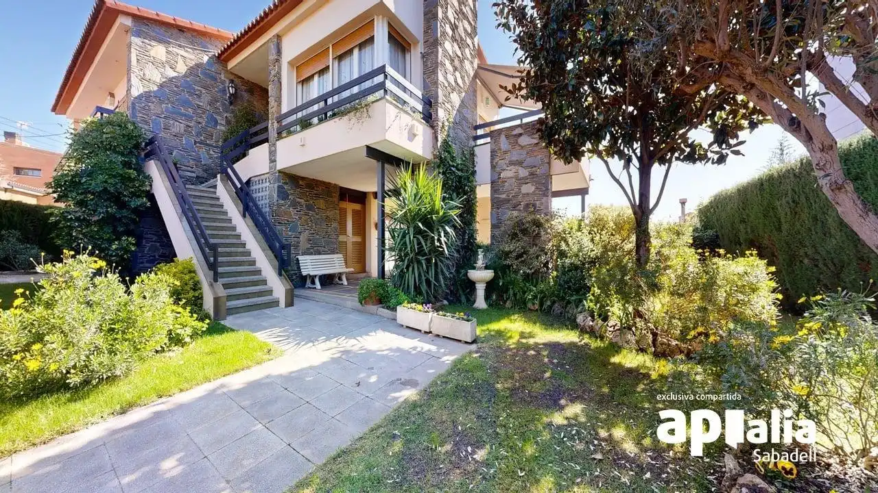 Vista exterior de Casa o xalet en venda en Barberà del Vallès amb Calefacció, Jardí privat i Terrassa