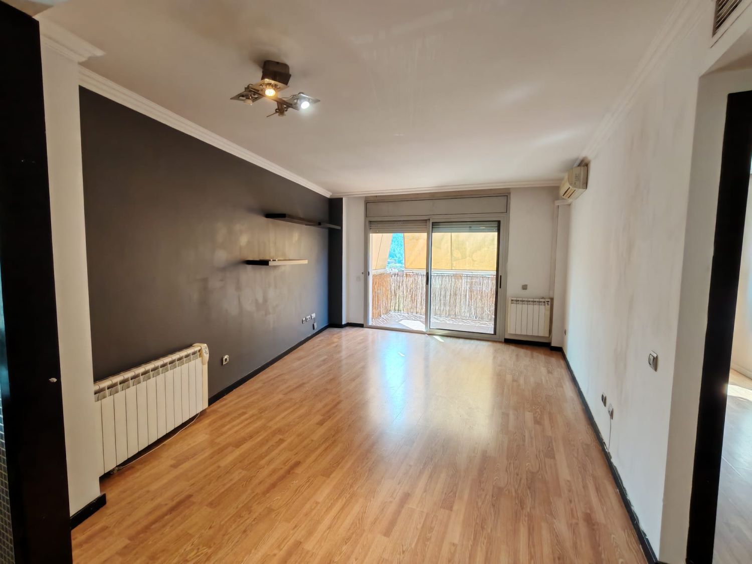 Living room of Flat for sale in Corbera de Llobregat  with Air Conditioner, Parquet flooring and Terrace