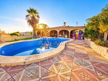 Chalet con piscina en venta en Busot
