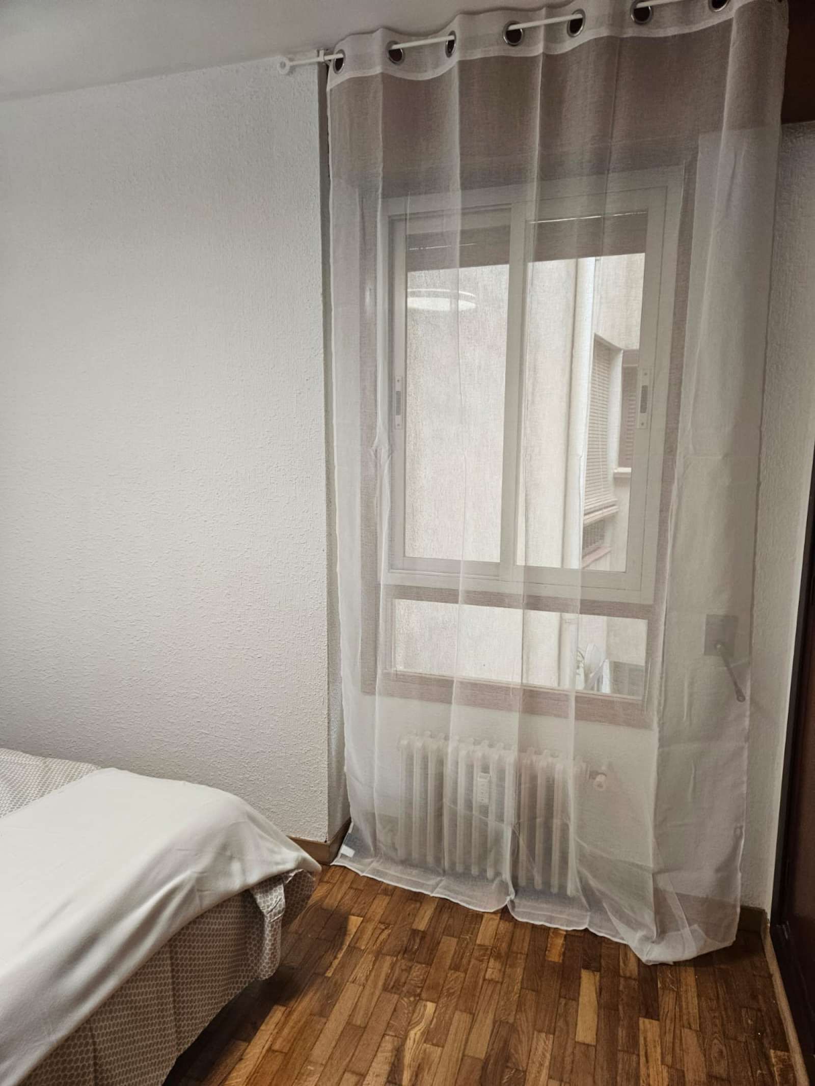 Bedroom of Flat to share in  Zaragoza Capital  with Air Conditioner and Terrace