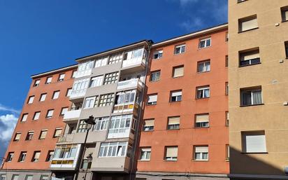 Vista exterior de Pis en venda en Avilés amb Piscina