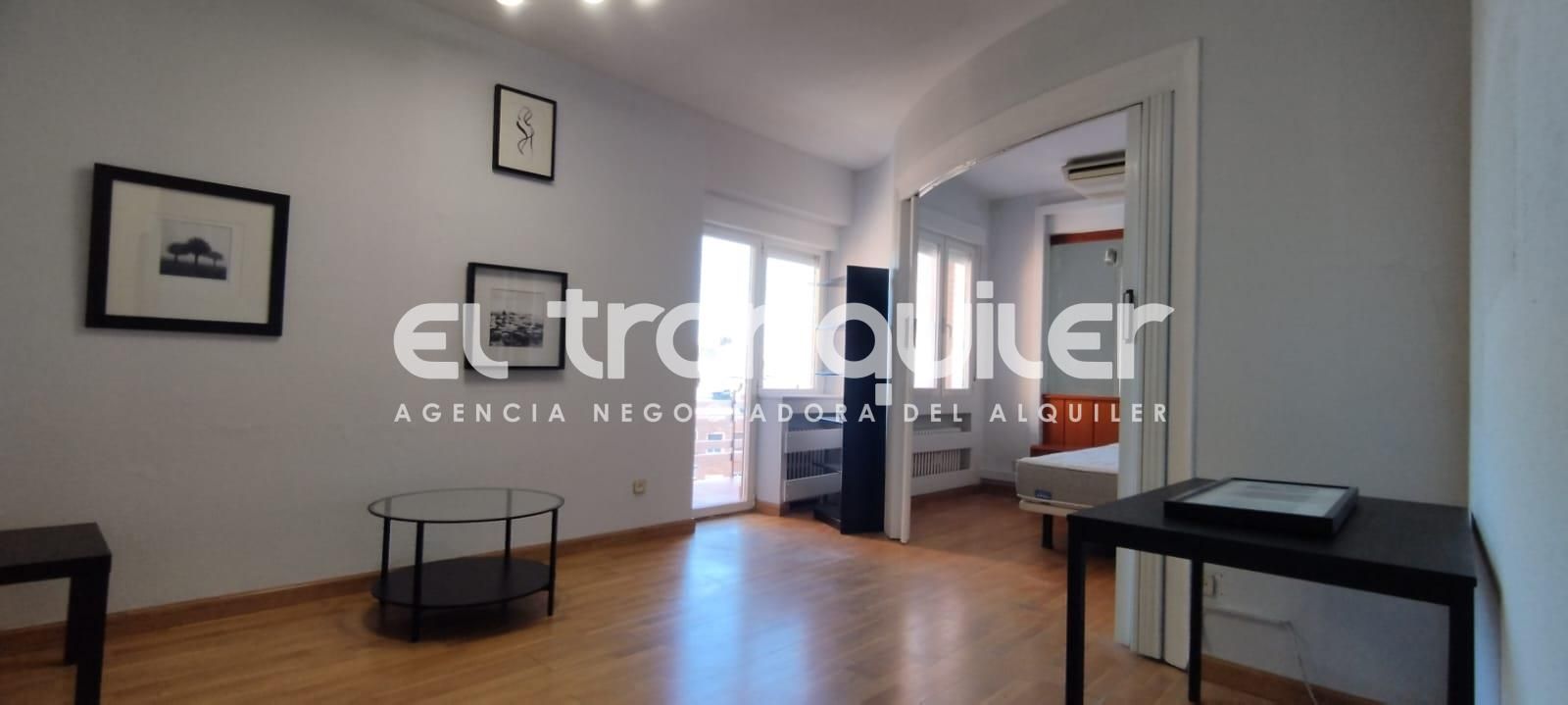 Sala d'estar de Pis de lloguer en  Madrid Capital amb Aire condicionat, Terrassa i Moblat