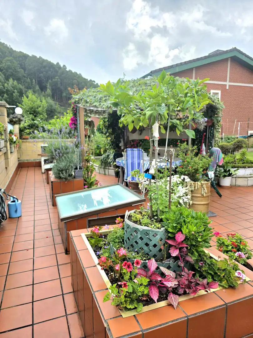 Terrasse von Einfamilien-Reihenhaus zum Verkauf in Castro-Urdiales mit Heizung, Privatgarten und Parkett