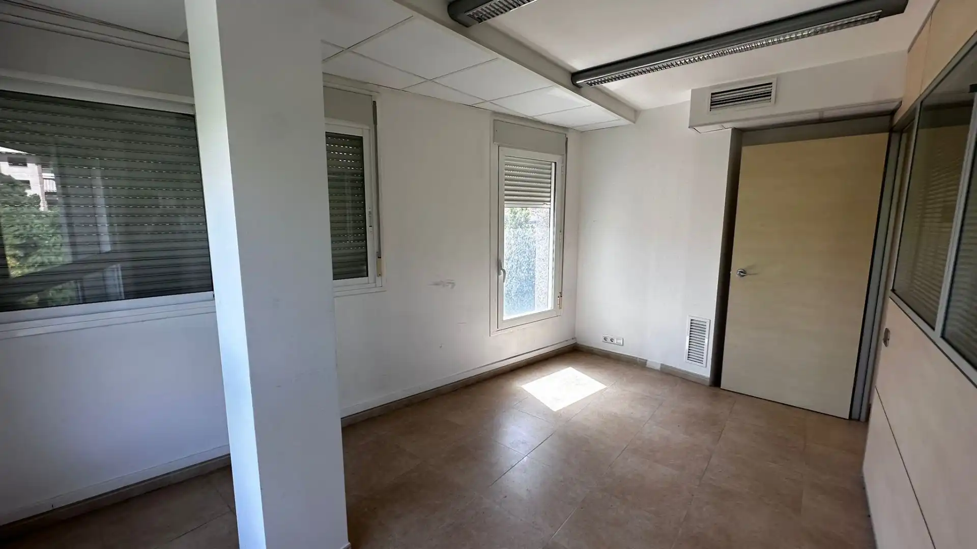 Office for rent in Tortosa  with Air Conditioner